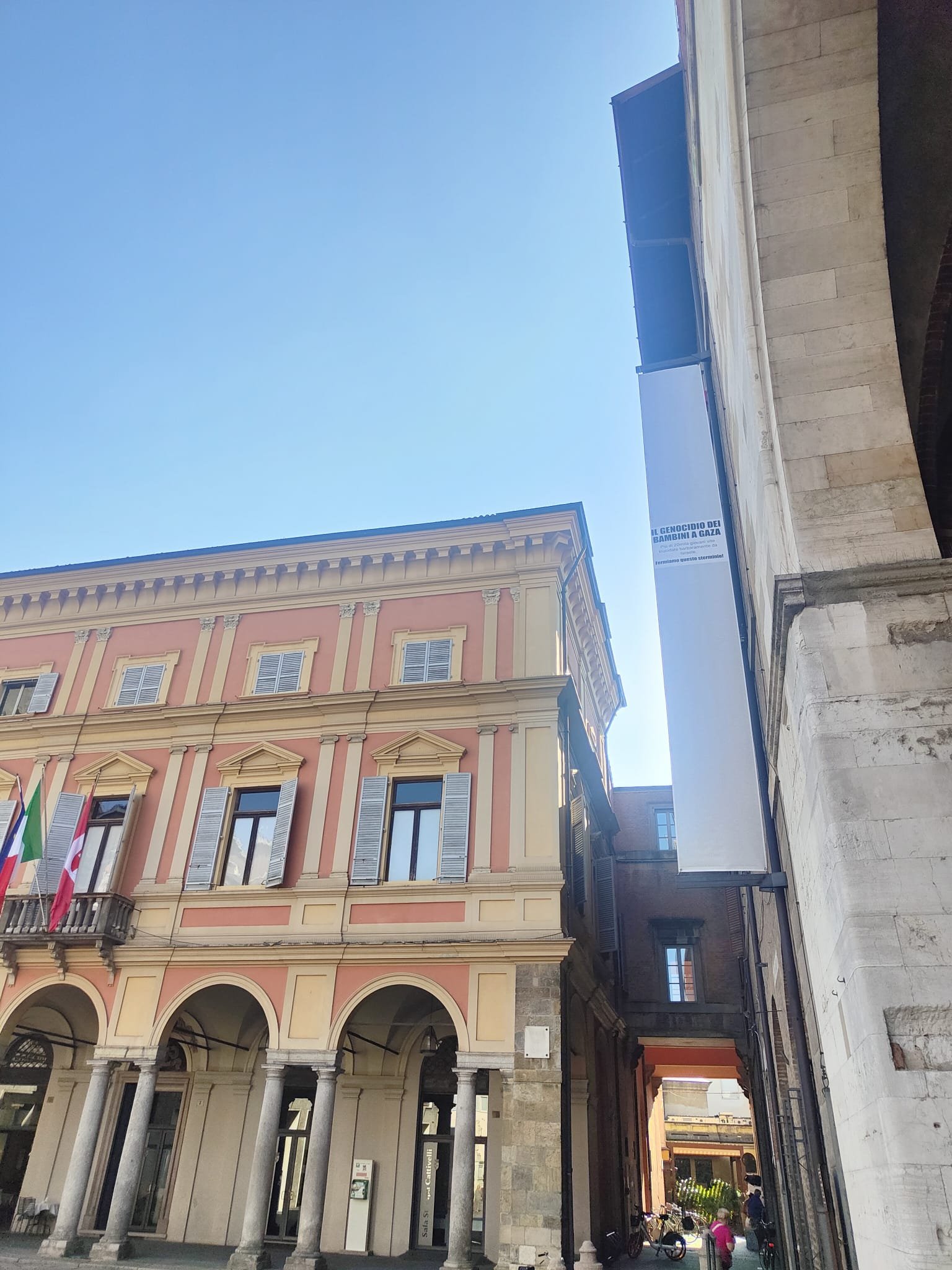 "Il genocidio dei bambini a Gaza". Sullo striscione in piazza i nomi delle giovani vite distrutte
