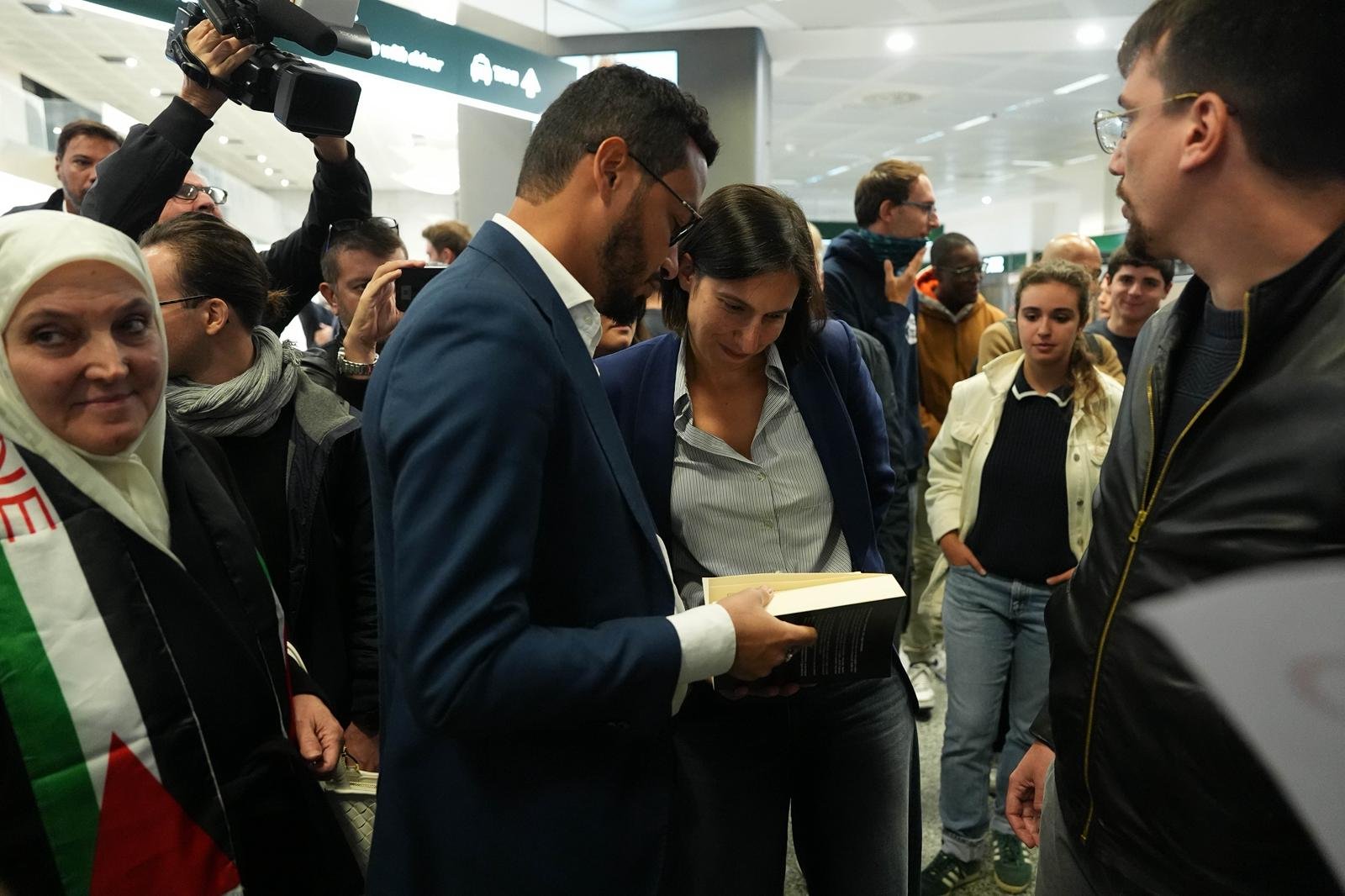 Donata alla Segretaria del PD Elly Schlein una copia del libro “I nomi della memoria del genocidio a Gaza” all’aeroporto di Malpensa